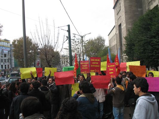 Gençlik Beyazıt'ta "Ana dilde eğitim" diye haykırdı / 19.11.2008