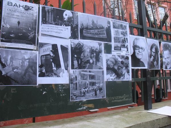 İstanbul Üniversitesi öğrencileri kapanan ÖKM önünde panellerini yaptılar / 19.12.2008
