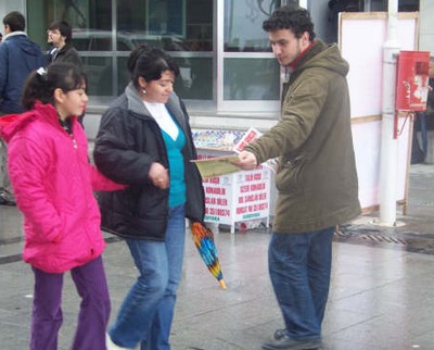 İzmir Karşıya'da İlerici Gençlik 8 Mart Özel sayısı dağıtımı/08.03.2009