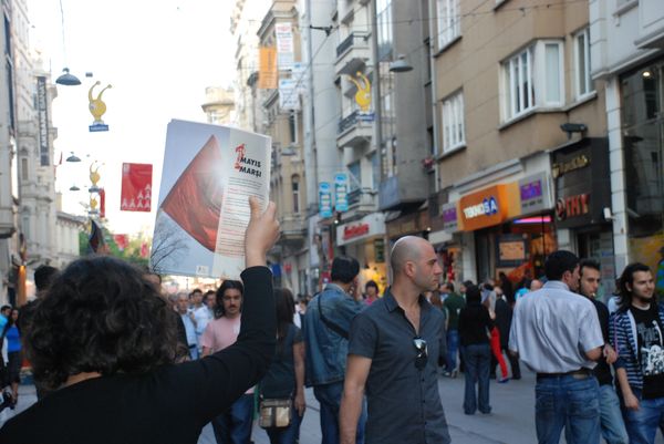 İlerici Gençlik 18. sayı Taksim sokak satışı /12.05.2009
