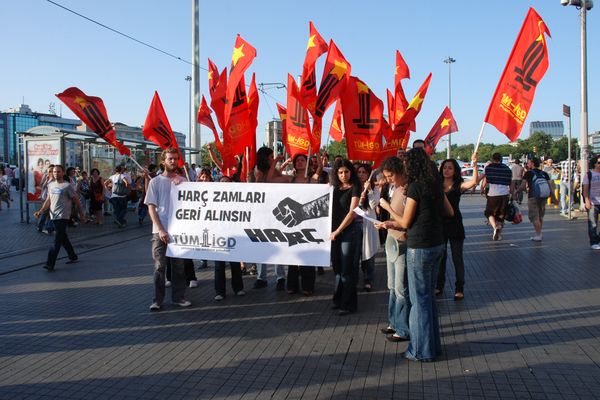 İstanbul'da ilerici gençler har(a)ç zamlarına karşı alanlarda! / 24.07.2009