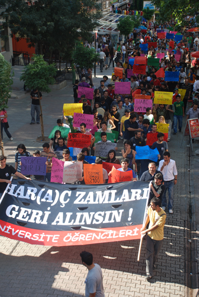 Ankara'da üniversite öğrencileri har(a)ç zamlarını protesto etti! /25.07.2009