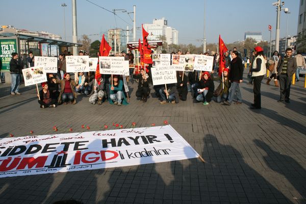 TÜM-İGD'li Kadınlar kadına yönelik şiddeti protesto etti! /22.11.2009