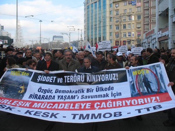 İstanbul'da sendikalar ve emek örgütleri barış için yürüdü! /19.12.2009