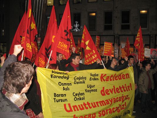 Gençlik polis terörüne karşı Taksim'de yürüdü! /25.12.2009