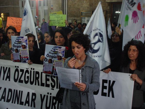 Mersin'de 8 Mart'ın 100. yılında kadınlardan meşaleli yürüyüş! / 08.03.2010