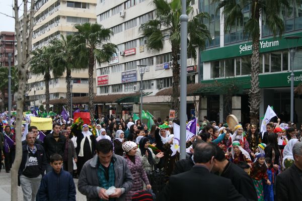 8 Mart'ın 100. yılında İzmir TÜM-İGD'li Kadınlar İzmir'de de alanlarda / 07.03.2010 