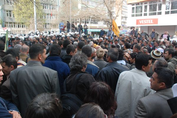 TEKEL işçileri 1 Nisan'da Ankara'da direniyor! / 01.04.2010