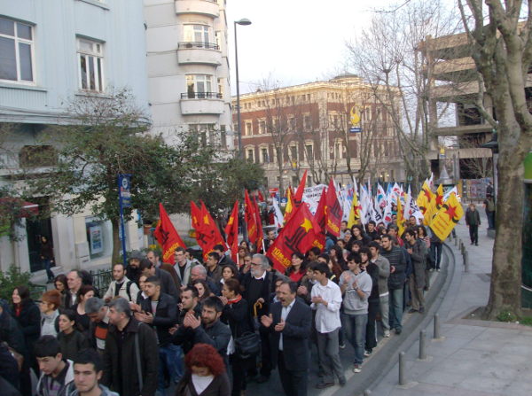 İstanbul'da binler TEKEL işçilerine yapılan saldırıya karşı yürüdü /01.04.2010