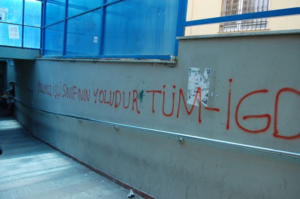 İlerici Gençler'den Kartal'da yazılama! /18.04.2010