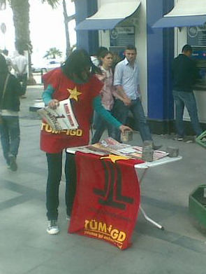 İlerici Gençler İzmir'de stant açtı ve 1 Mayıs çağrısı yaptı! /25.04.2010