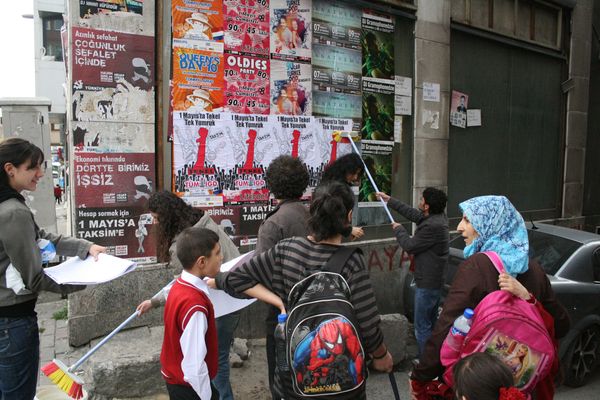 Tarlabaşı'nda, Şişhane'de 1 Mayıs afişlemeleri /26.04.2010