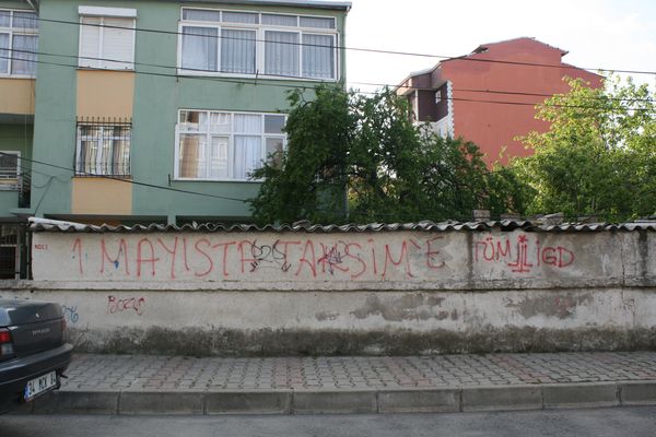 Kartal'da İlerici Gençler'den 1 Mayıs afişlemeleri /27.04.2010