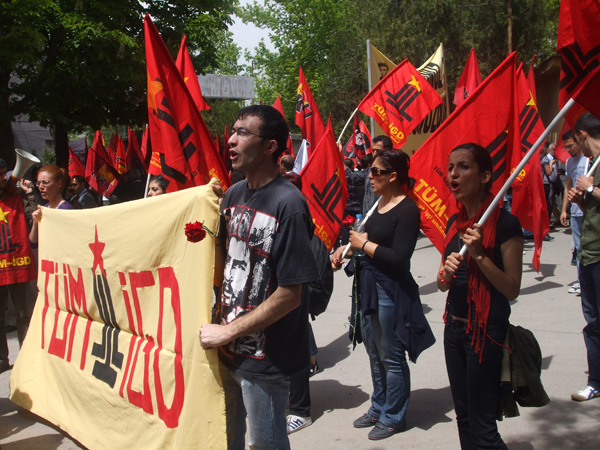 İlerici Gençler üç fidanın mezarları başındaydı / 06.05.2010