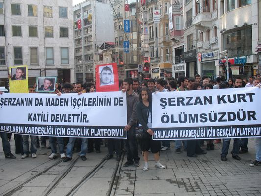 Şerzan Kurt ve maden işçileri için yüzlerce genç Taksim'de yürüdü / 20.05.2010