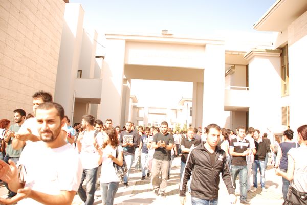 Mersin Üniversitesi'nde polis öğrencilere silah çekti / 21.10.2010