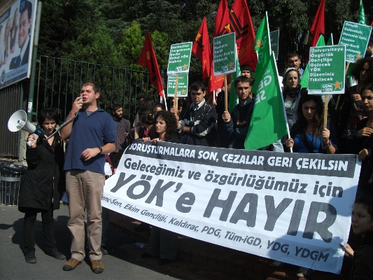 YÖK karşıtı eylemler sürüyor. Öğrenciler soruşturma ve cezalara karşı Yıldız Teknik Üniversitesi önündeydi / 22.10.2010