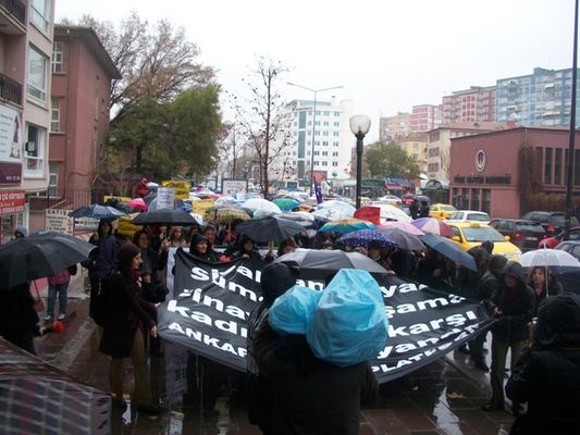 Kadınlar şiddete karşı yağmur çamur demeden sokaklardaydı / 25.11.2010