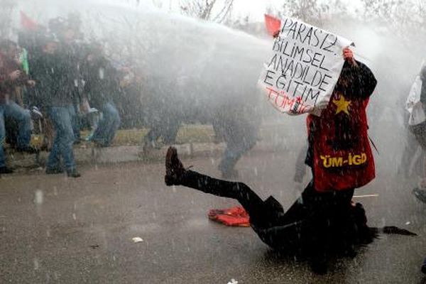 YÖK toplantısına katılmak isteyen öğrencilere polis müdahale etti / 19.01.2011