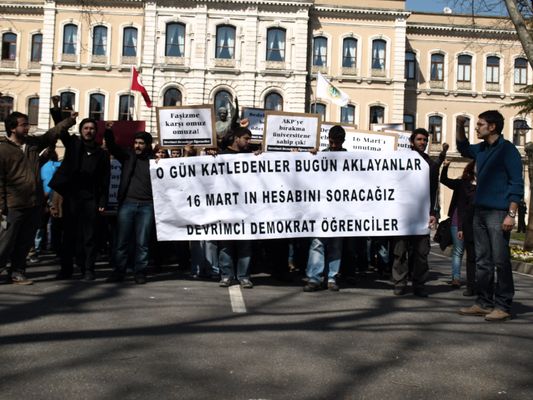 16 Mart katliamlarının yıldönümünde yüzlerce öğrenci Beyazıt Meydanı'ndaydı / 16.03.2011