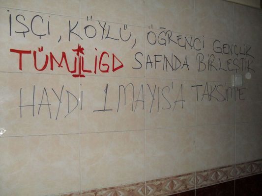 İstanbul Üniversitesi'nde 1 Mayıs afişlemesi yapıldı / 19.04.2011