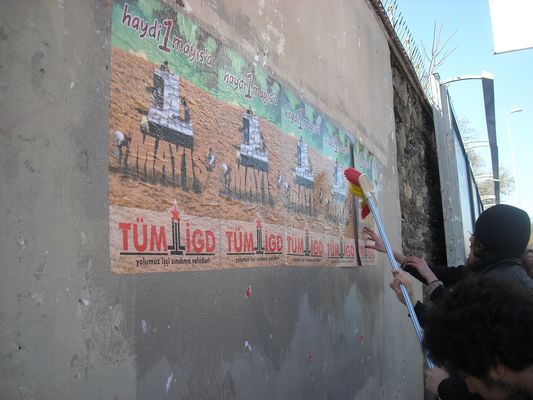 İlerici gençler İstanbul sokaklarını afişlemeye devam ediyor / 22.04.2011