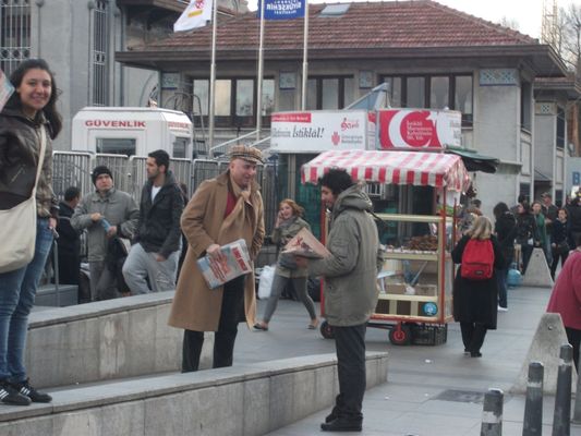 İlerici Gençlik Dergisi Taksim ve Beşiktaş'ta okurlarıyla buluştu / 22.04.2011