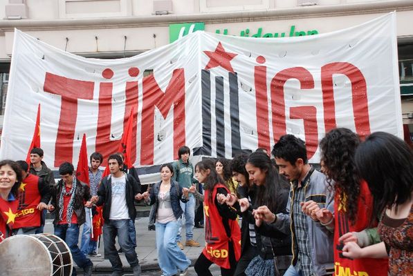 Taksim'de bir tarih yazıldı! İGD'den TÜM-İGD'ye İLD'den İlerici Liselilere yürüyüş büyüyor! Adımlar hızlanıyor! / 01.05.2011