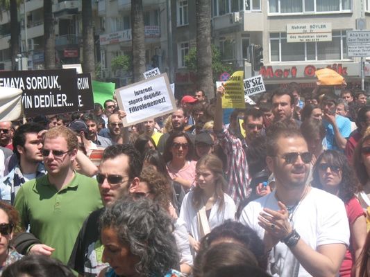 İzmir'de yüzlerce kişi sansüre karşı yürüdü / 15.05.2011