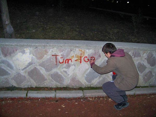 Ankaralı ilerici gençler Batıkent'te yazılama yaptı / 03.12.2011