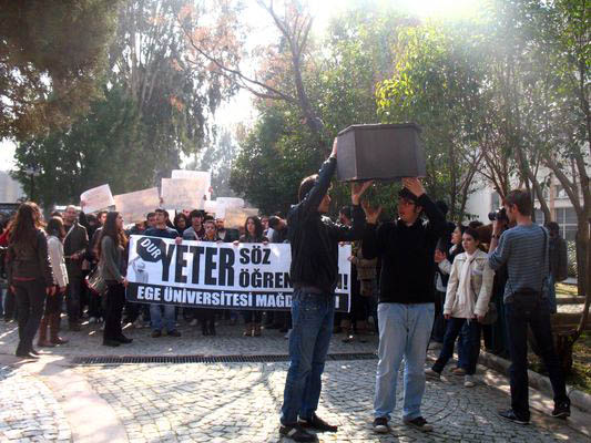 Ege Üniversitesi öğrencileri haykırdı: "Bologna'yı istemiyoruz!"	