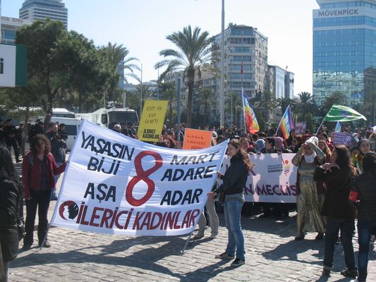 İzmir'de coşkulu 8 Mart kutlaması! 