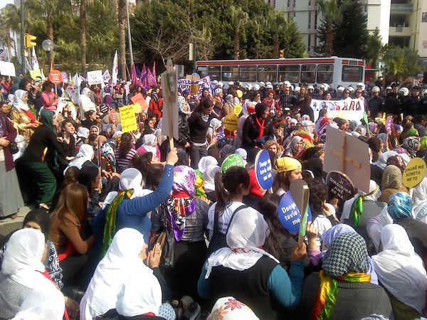 Mersin'de 8 Mart kutlamasında polis şiddeti