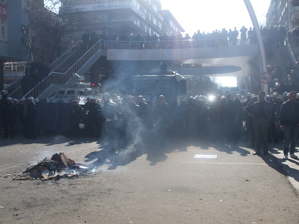 Fiili sıkıyönetim Newroz ateşini söndüremedi - Ankara