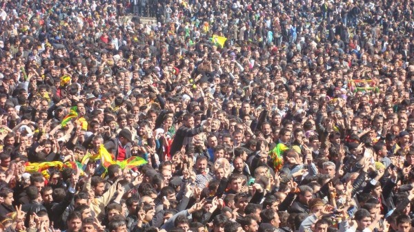Fiili sıkıyönetim Newroz ateşini söndüremedi - Diyarbakır