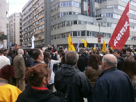 İzmir'de KESK'e saldırı