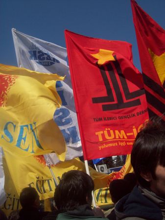 KESK, grevin 2. gününde AKP'ye karşı yürüdü