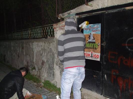 Ankara sokaklarında 1 Mayıs afişlemesi devam ediyor