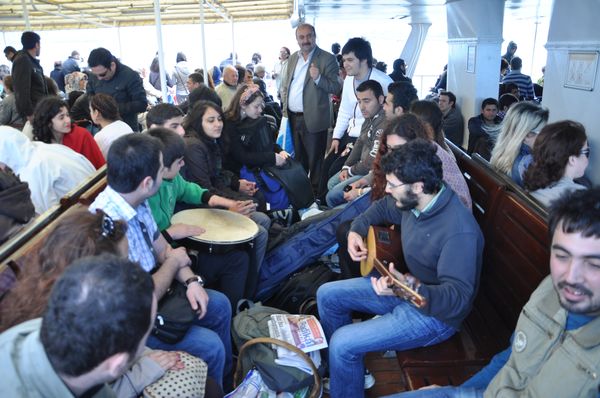 İstanbul'un 2 yakasından İlerici Gençler, 1Mayıs pikniğinde buluştu