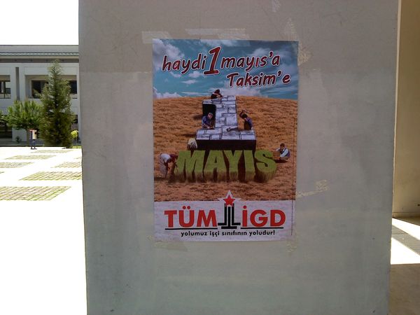 İlerici Gençler Mersin Üniversitesi'ni 1 Mayıs'a Taksim'e afişleriyle donattı