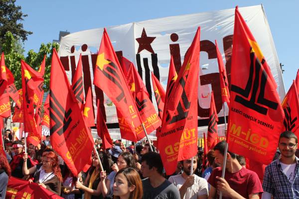 Yürüyoruz karanlığın üstüne: 1 Mayıs'ta yüzbinlerle el ele!