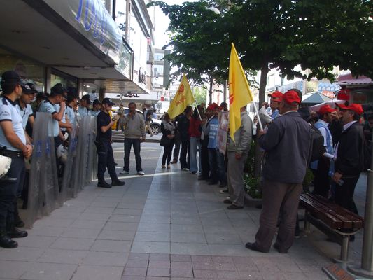 Direnişteki işçilerden TOGO mağazası önünde basın açıklaması