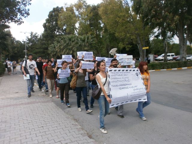 Ege Üniversitesi'nde tutuklu öğrenciler için kartpostallar yollandı 