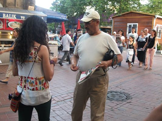 Ele ele yürüyenler, yeni ellere dokunmak için Maltepe sokaklarındaydı 