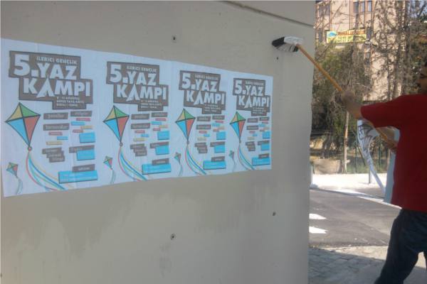 5. İlerici Gençlik Yaz Kampı çalışmaları afişlemelerle sürüyor