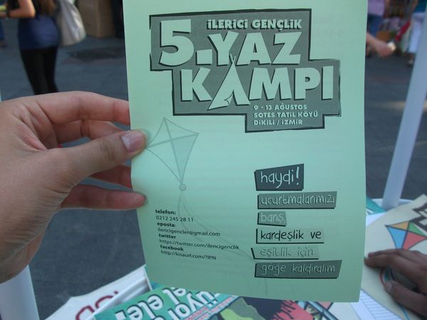 İlerici Gençler Kadıköy'de kampa davet standı açtı