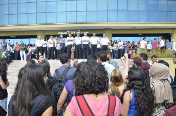Ege Üniversitesi'nde formasyon hakkını isteyen öğrencilere ÖGB saldırısı