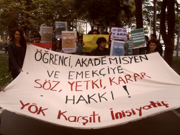 Öğrenciler ve akademisyenler Beyazıt'ta tek ses: YÖK'e hayır! 
