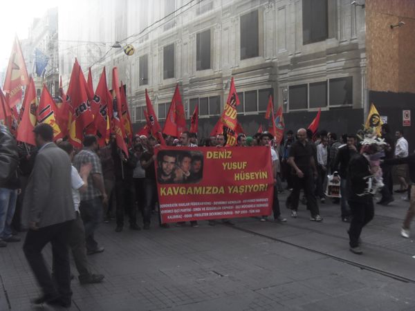 Taksim'de Denizlerin anmasına polis saldırısı