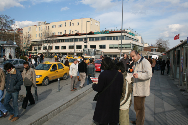 8 Mart Özel Sayısı'nın Beşiktaş ve Taksim'de dağıtımı / 02.02.2008